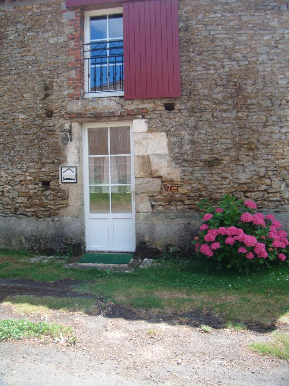 Hotel Gite Le Puy Rabasteau Chantonnay Exterior foto